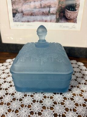 Vintage Rare Tiara Indiana Glass Honey Bee Dish Frosted Blue